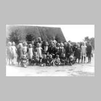 001-0121 Fraeulein Sudau mit der Klasse in der Turnstunde ca. um 1924.jpg